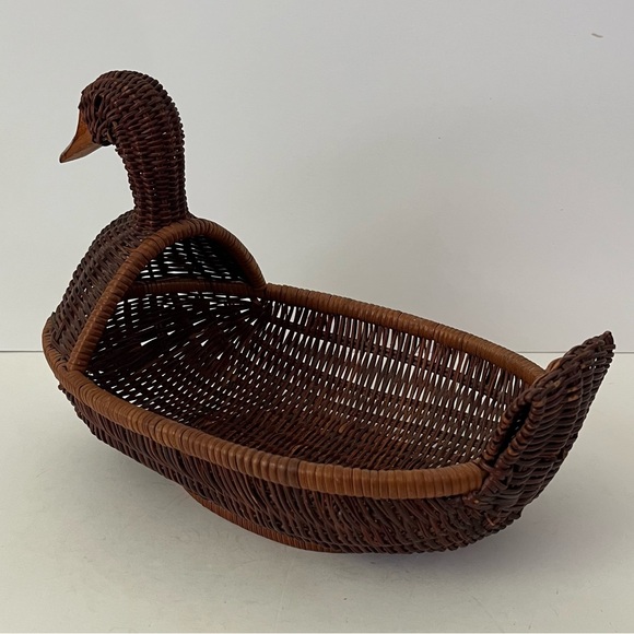 Vintage Wicker Rattan Duck Goose Basket Woven Tail Feather - Picture 7 of 9